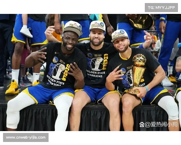 勇士库里中场超远三分命中，替补席疯狂庆祝